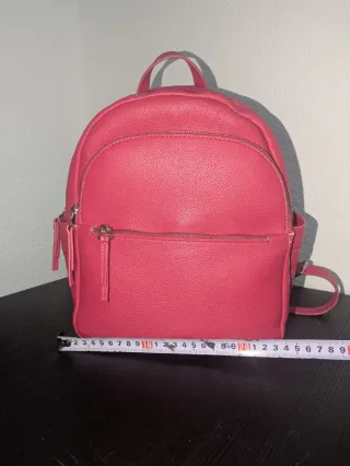 Mochila rosa con cremalleras plateadas