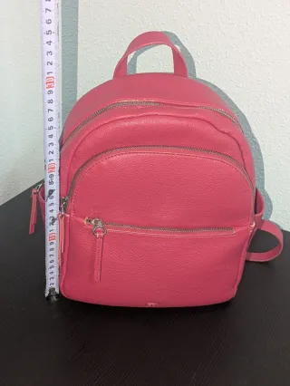 Mochila rosa con cremalleras plateadas