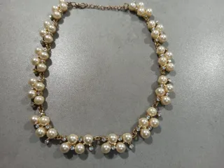 Collar de bisutería con perlas y cristales