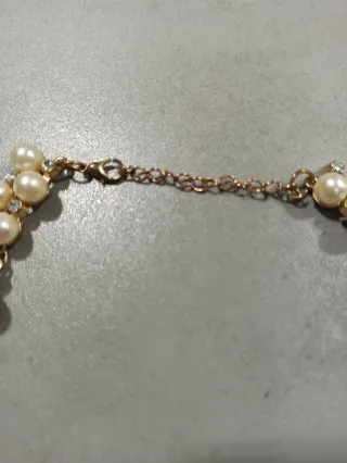 Collar de bisutería con perlas y cristales