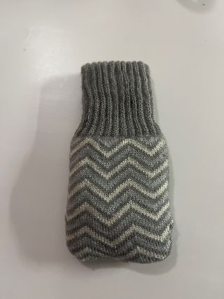 Calentador de manos tejido gris y blanco