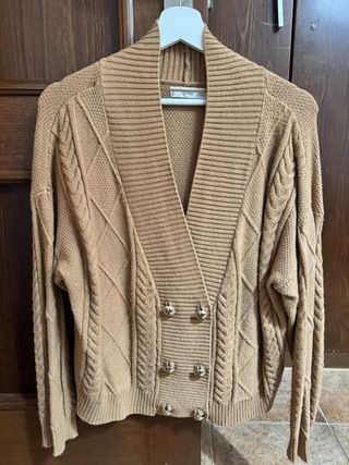 Cárdigan Zara marrón trenzado botones