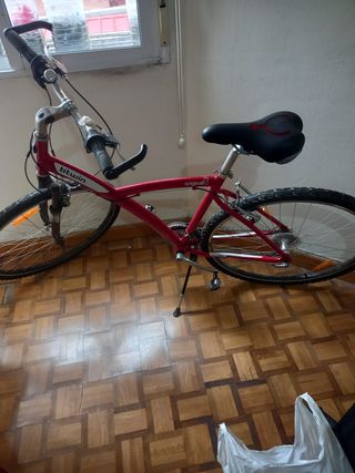 Bicicleta Btwin Roja, casco e inflador.