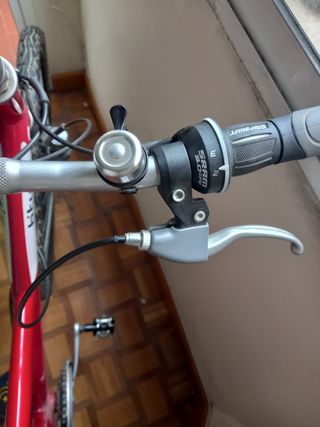 Bicicleta Btwin Roja, casco e inflador.