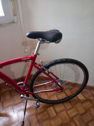 Bicicleta Btwin Roja, casco e inflador.