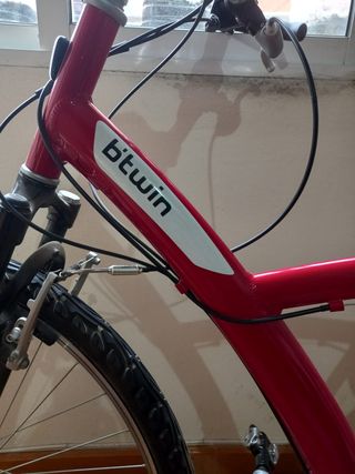 Bicicleta Btwin Roja, casco e inflador.