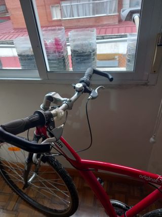 Bicicleta Btwin Roja, casco e inflador.