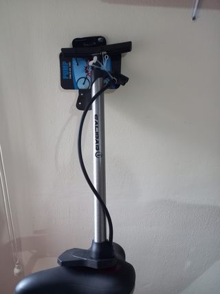 Bicicleta Btwin Roja, casco e inflador.