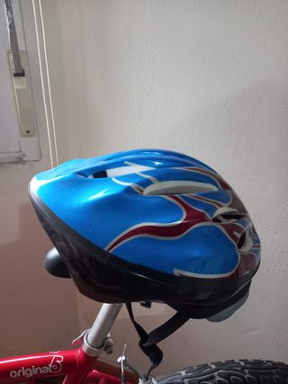 Bicicleta Btwin Roja, casco e inflador.