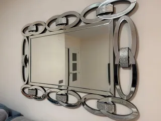 Mesa Comedor Blanca y Sillas Plateadas