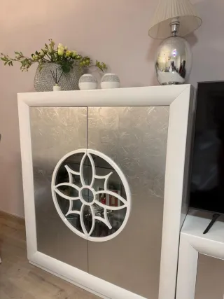 Mesa Comedor Blanca y Sillas Plateadas