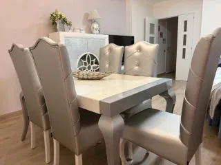 Mesa Comedor Blanca y Sillas Plateadas
