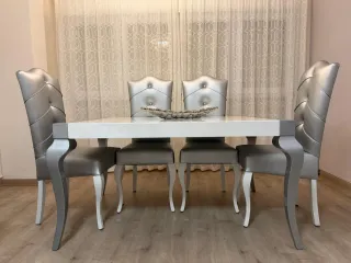 Mesa Comedor Blanca y Sillas Plateadas