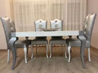 Mesa Comedor Blanca y Sillas Plateadas