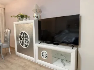 Mesa Comedor Blanca y Sillas Plateadas