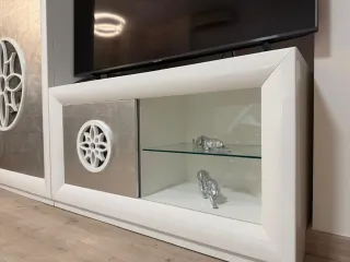 Mesa Comedor Blanca y Sillas Plateadas