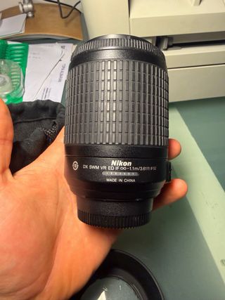Objetivo Nikon con funda