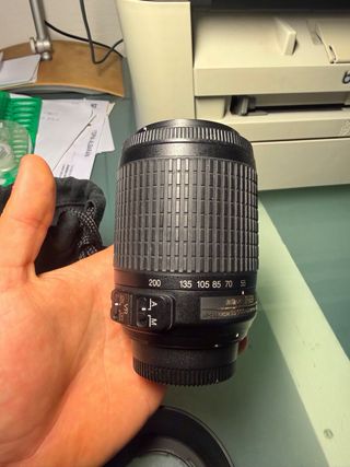 Objetivo Nikon con funda
