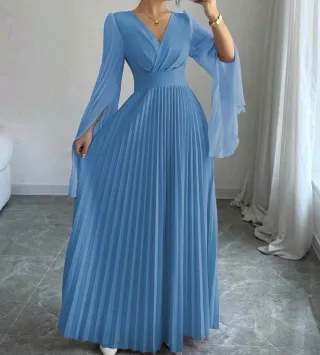 Vestido largo azul con mangas acampanadas