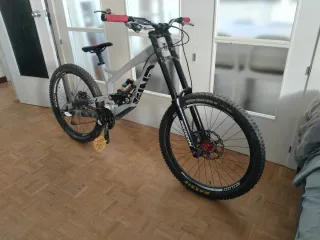 Bicicleta Descenso YT Tues