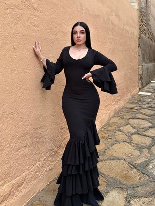 Traje de flamenca negro y rosa