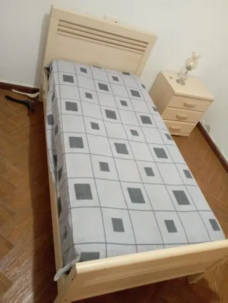 Cama individual y mesita de noche