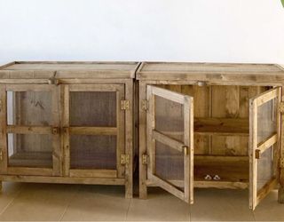 Alacena de madera con puertas de rejilla