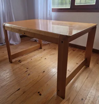 Mesa de comedor de madera