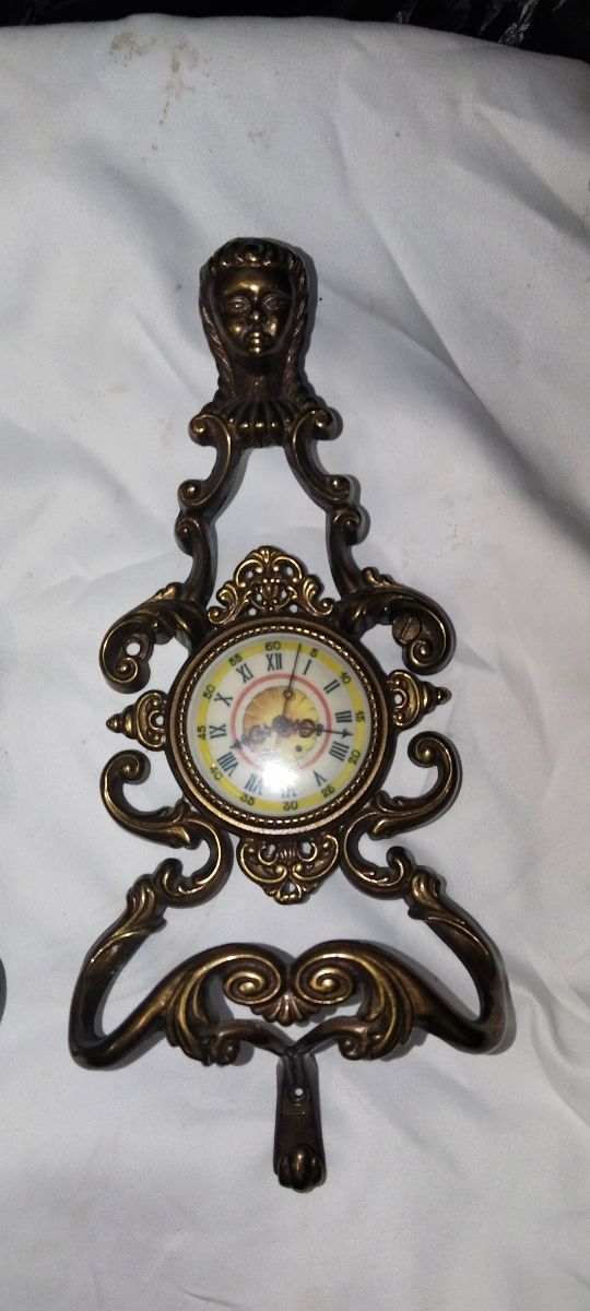 Pareja de relojes de pared antiguos