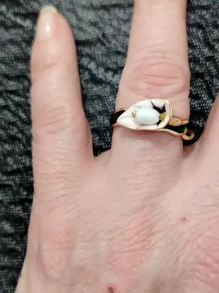 Anillo ajustable dorado flor perla y esmalte verde