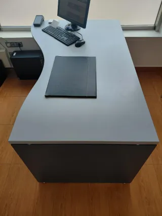 Muebles de oficina. Mesa, cajonera y estantería.