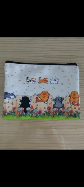 Estuche de tela con gatos.