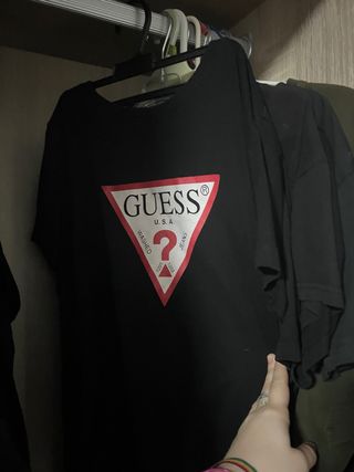 Camiseta Negra Guess Logo Triángulo