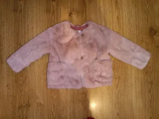 Abrigo Zara pelo infantil rosa