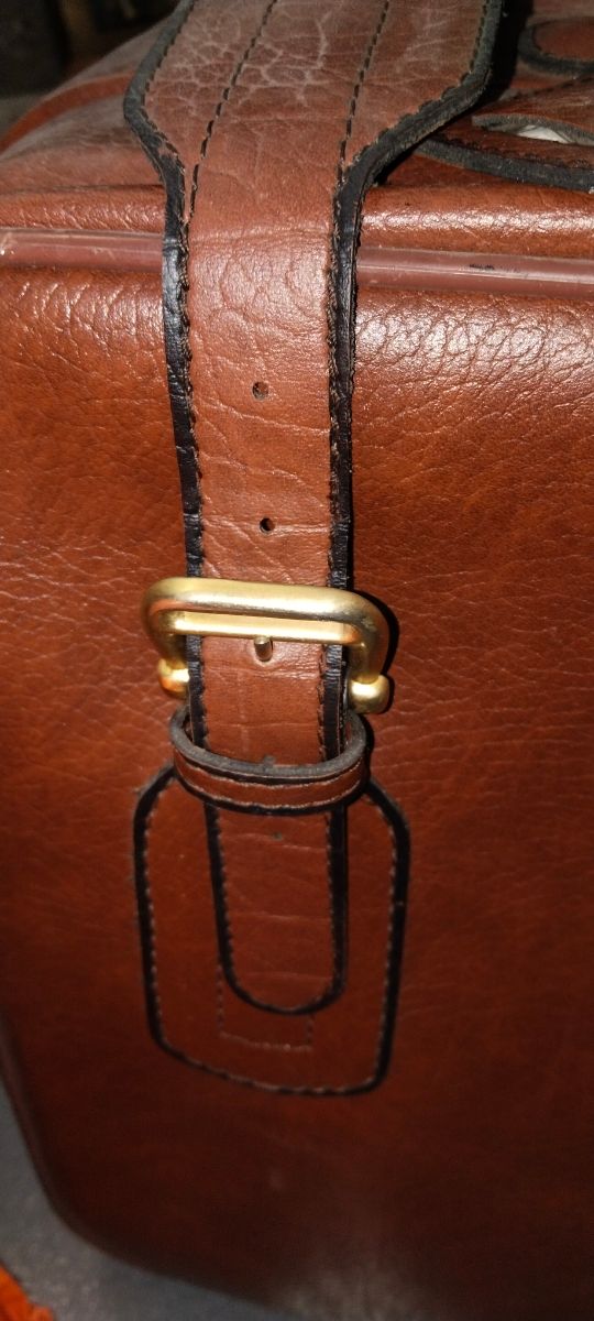 Maleta antigua de cuero marrón