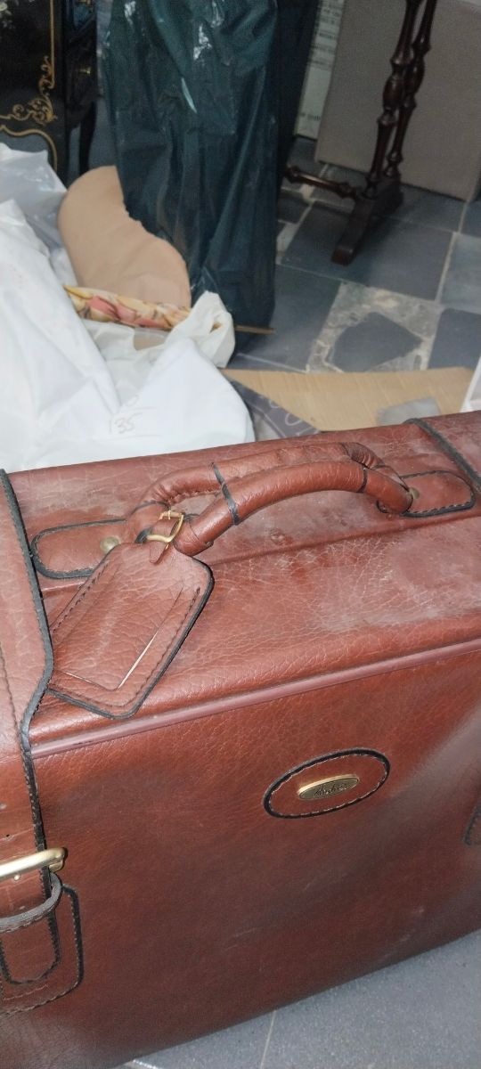 Maleta antigua de cuero marrón