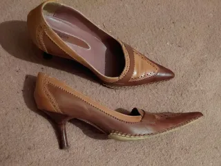 Par de Zapatos  Piel Marrón con Tacón de Zandalee.