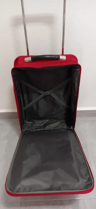 Maleta de viaje roja con ruedas