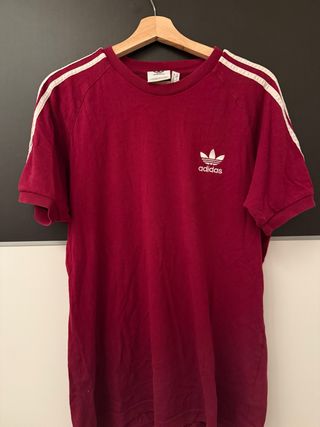 Camiseta Adidas con Rayas Blancas