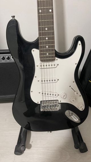 Guitarra Eléctrica Negra + Amplificador y Funda