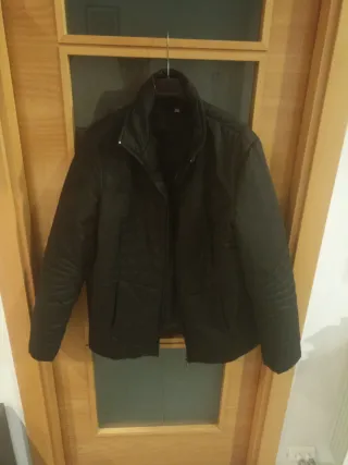 Chaqueta negra acolchada mujer