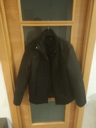 Chaqueta negra acolchada mujer