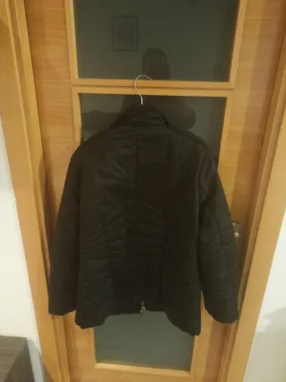 Chaqueta negra acolchada mujer