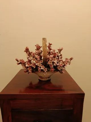 Cesta fiori rosa soprammobile porcellana