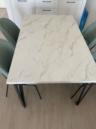 Mesa de salón con 4 sillas y mesa baja