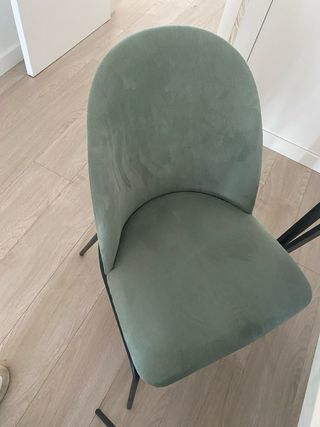 Mesa de salón con 4 sillas y mesa baja