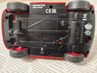 Juguetes coches figuras de Mickey Mouse y Minnie.