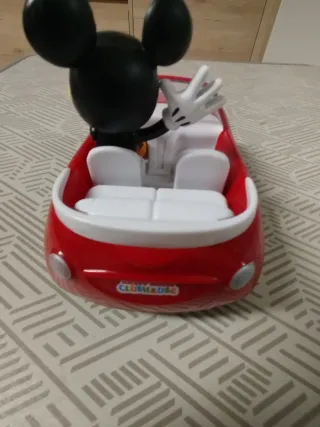 Juguetes coches figuras de Mickey Mouse y Minnie.