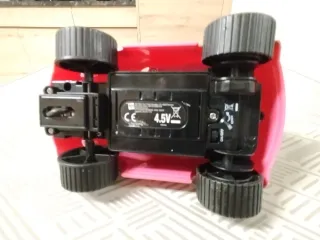 Juguetes coches figuras de Mickey Mouse y Minnie.