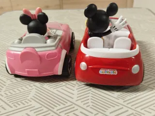 Juguetes coches figuras de Mickey Mouse y Minnie.